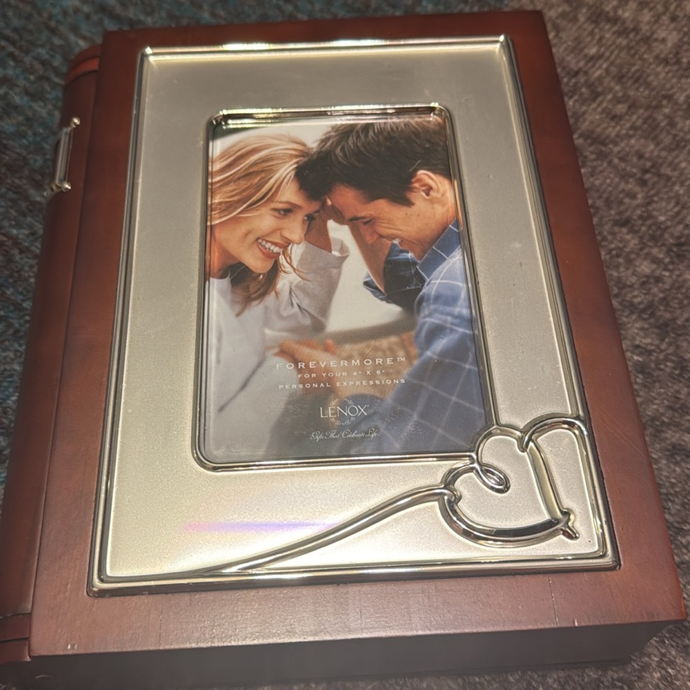 Set of  two Wedding photo albums and frame all new in boxes - Picture 5 of 10